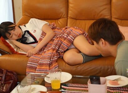 Chàng trai trộm nhìn quần lót em gái người yêu đang ngủ thì bị phát hiện Chàng trai trộm nhìn quần lót em gái người yêu đang ngủ thì bị phát hiện