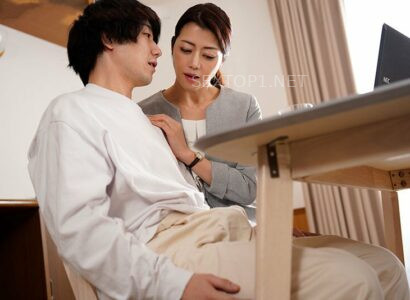 Đến nhà bạn gái chơi, thanh niên lén lút địt nhau với mẹ của cô ấy Đến nhà bạn gái chơi, thanh niên lén lút địt nhau với mẹ của cô ấy