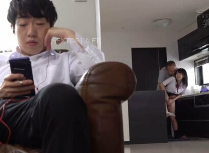 Ông bố địt cô bạn gái loli nhỏ nhắn dễ thương của cậu con trai Ông bố địt cô bạn gái loli nhỏ nhắn dễ thương của cậu con trai
